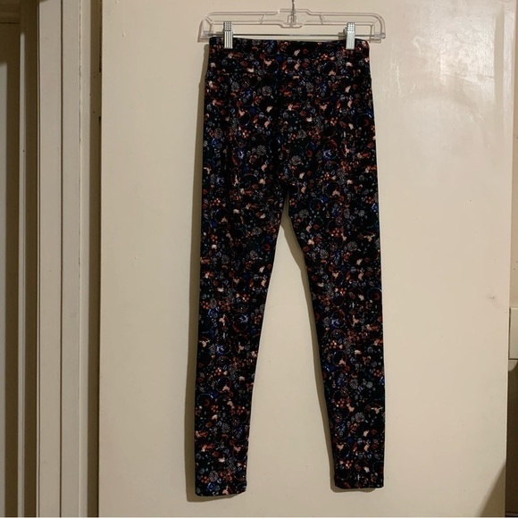 LulaRoe Soft Festive/Floral print leggings. One Size - Picture 3 of 14